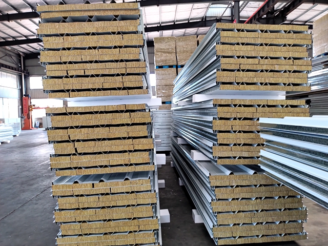 什么是岩棉彩钢夹芯板?